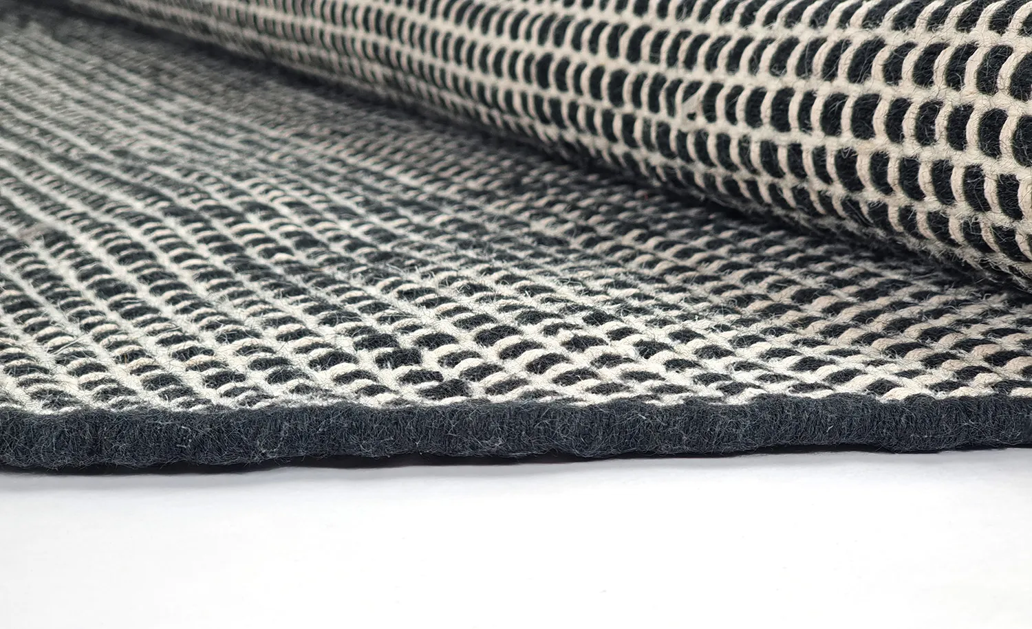 Round rug - Coastal (black/white)